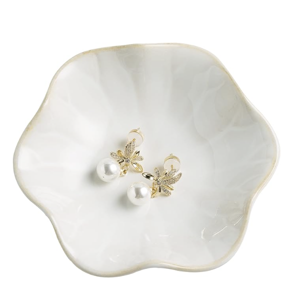 Read more about the article Perfect Nightstand Essentials for a Relaxing, Luxury Bedroom Retreat